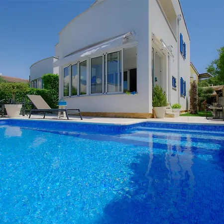 New In With Swimming Pool For 7 Guests * מורטר