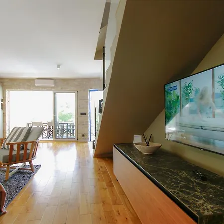 New In With Swimming Pool For 7 Guests וילה