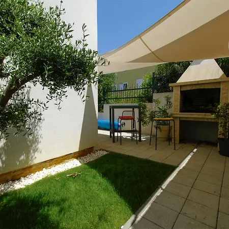 New In With Swimming Pool For 7 Guests *