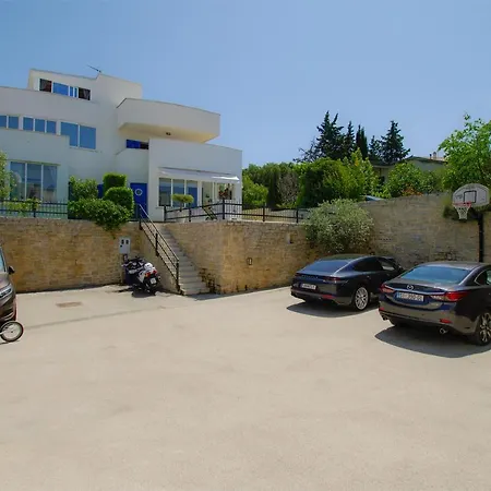 New In With Swimming Pool For 7 Guests וילה מורטר